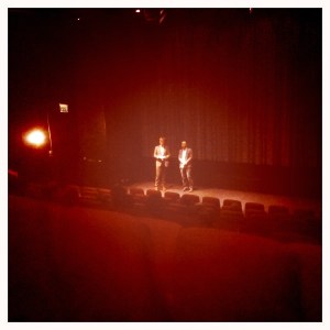 Koji Yamamura svarer på spørsmål på Cinemateket i Oslo, tolket av Magne Tørring.